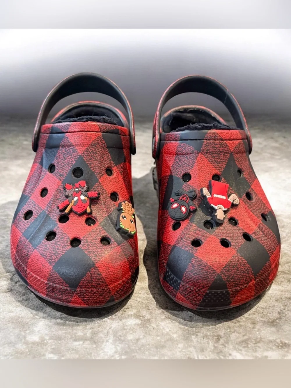 Crocs Ralen Lined Kids Clogs red & black buffalo plaid pattern & Jibbitz charms